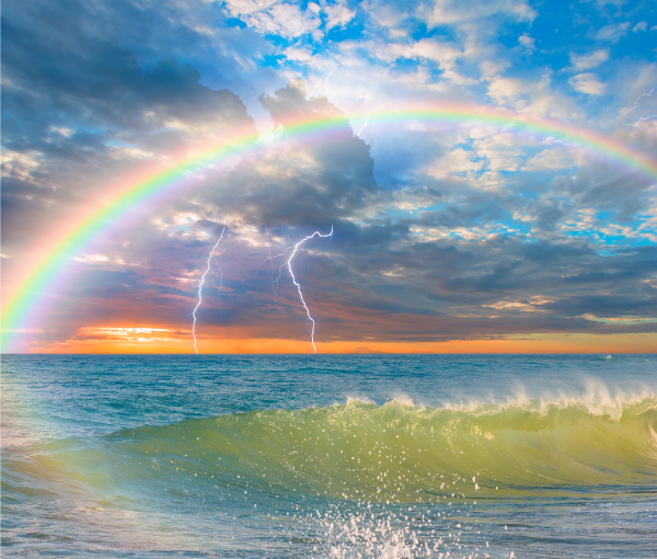 彩虹和闪电掠过水面